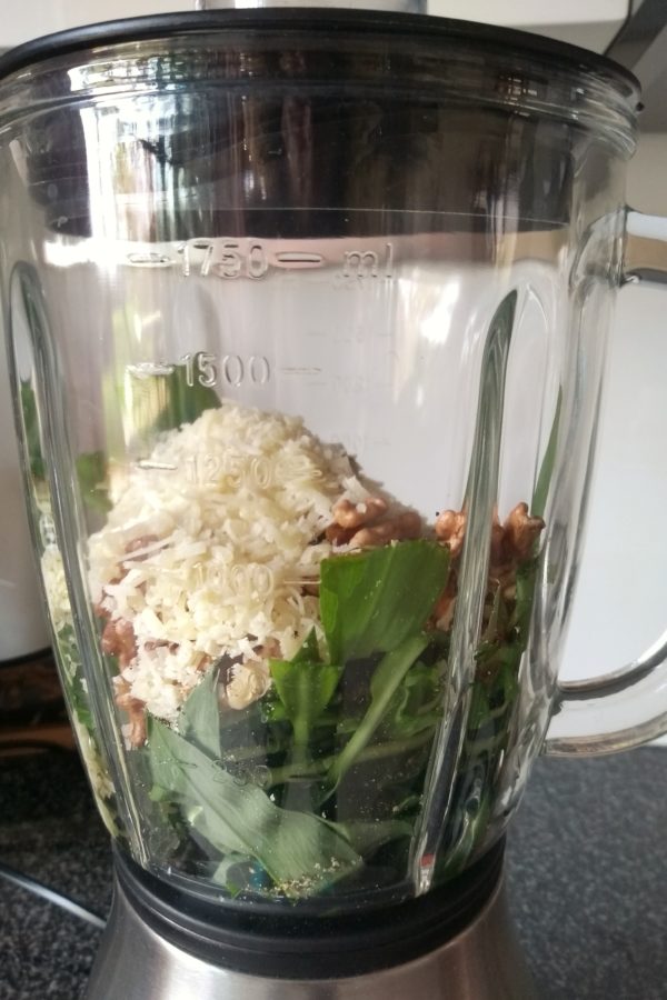 Bärlauchpesto mit gerösteten Walnüssen - Ernährung Meier - Heike Meier